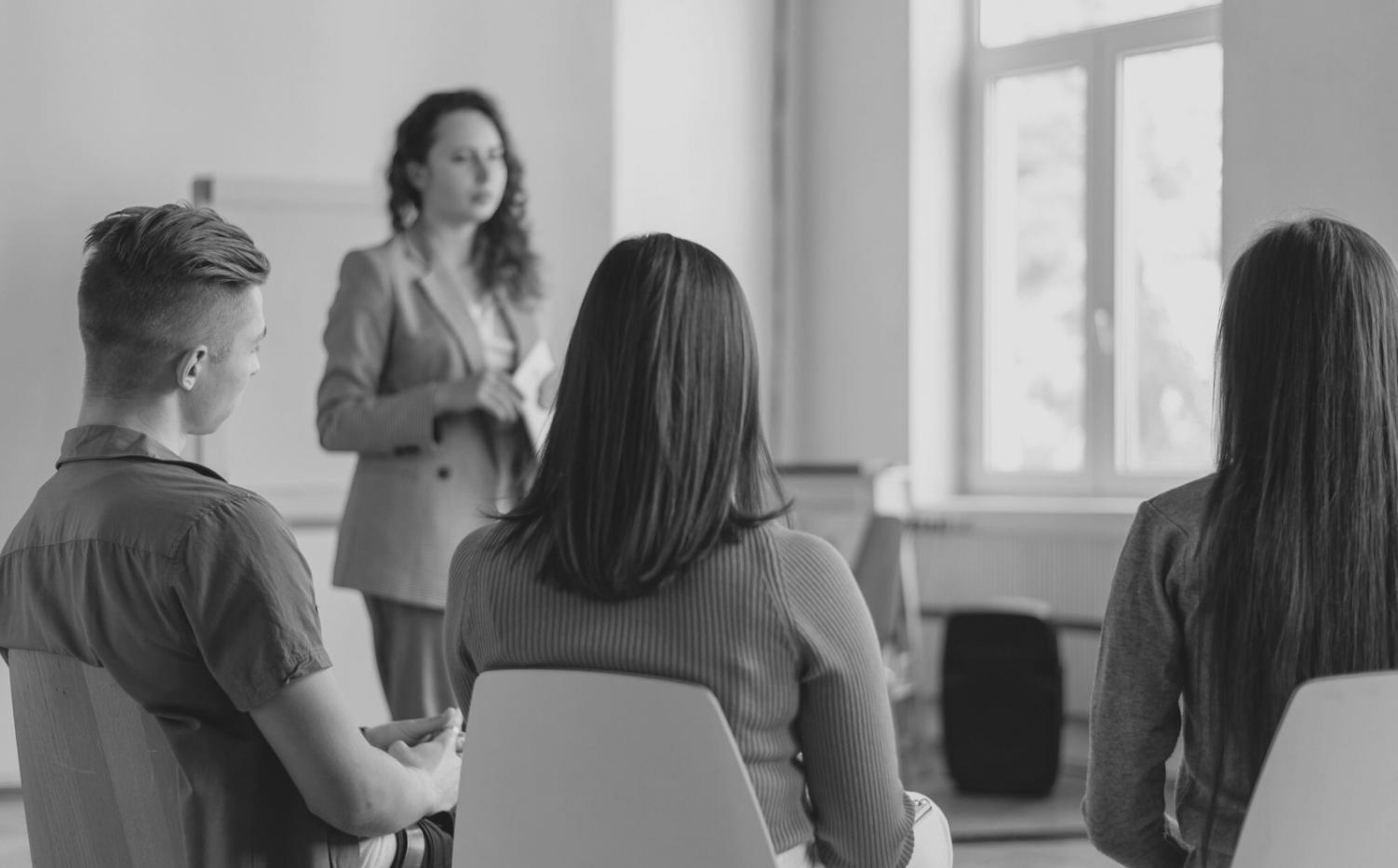 Analyse de documents financiers et tableaux de bord sur un bureau professionnel