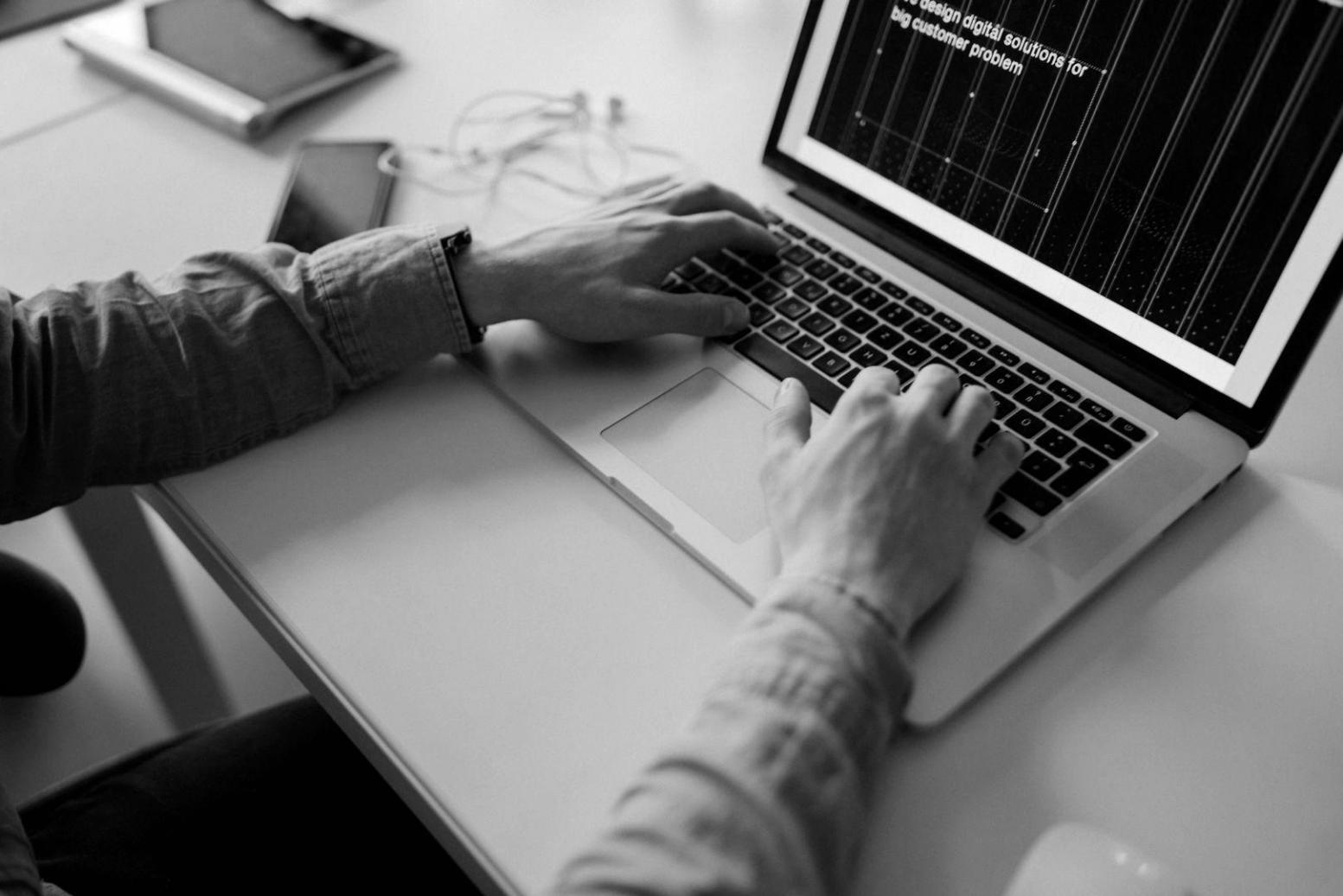 Environnement professionnel moderne pour la communication financière